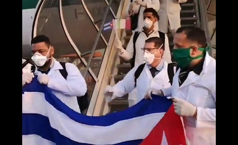 ME FLAMUR NË DUAR/ 50 doktorë nga Kuba zbarkojnë në Milano për të ndihmuar në luftën me koronavirusin