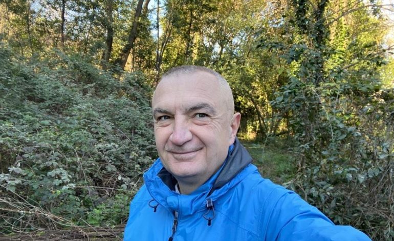 KORONAVIRUSI/ Gafa: Ilir Meta fton qytetarët të dalin nga shtëpia për ecje