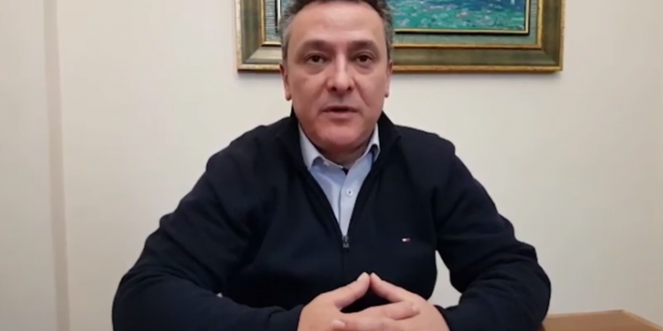KORONAVIRUSI/ Mjeku i njohur: Bëjeni për vete, për fëmijët! Zbatoni këshillat dhe masa e marra, është moment…