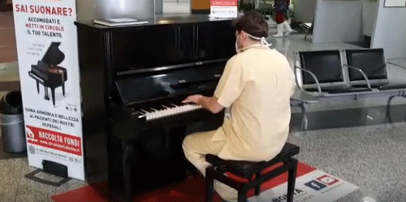 KORONAVIRUSI/ Mjeku në Itali luan në piano këngët e “Queen”, “Don’t stop we now” emocionon spitalin (VIDEO)