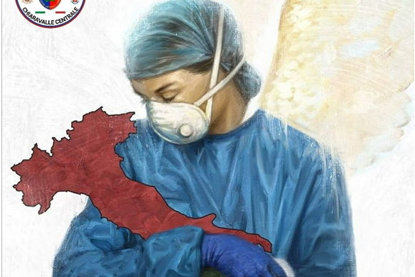 KORONAVIRUSI/ Mjekja mban në krah “Italinë” e sëmurë, ja fotoja që po përlot botën