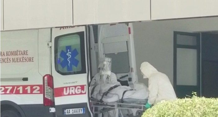 KORONAVIRUSI/ Apeli i mjekut: Po e morët lehtë, do mbushen korridoret e spitaleve!