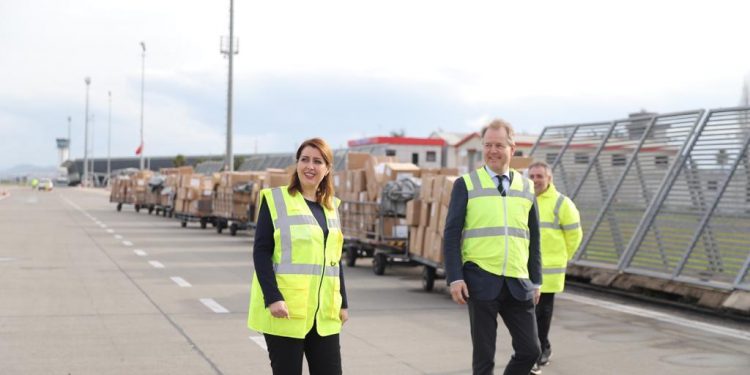 KORONAVIRUSI/ Maska, veshje speciale dhe helmeta. Mbërrijnë nga Turqia edhe 8 tonë pajisje mjekësore