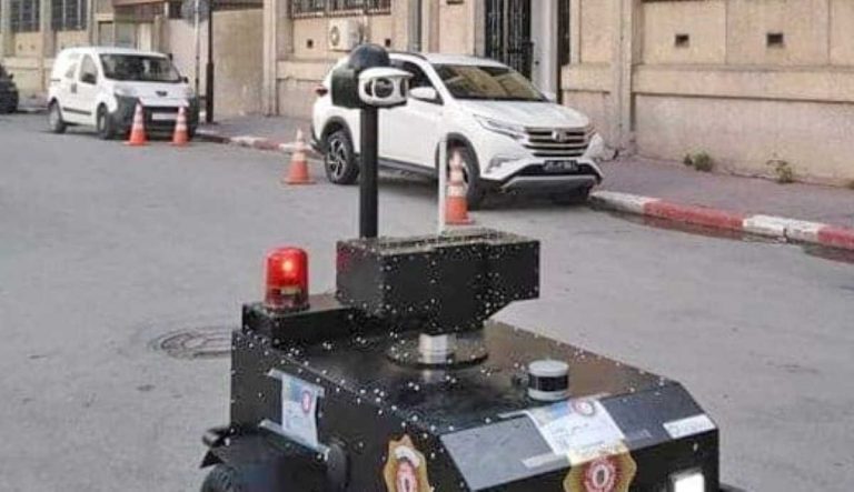 KORONAVIRUSI/ Tunizia përdor robotët për të kontrolluar lëvizjen e njerëzve në rrugë (VIDEO)