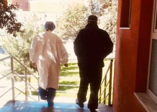 KORONAVIRUSI/ Sa kohë pas daljes nga spitali një i shëruar mbetet burim infeksioni?
