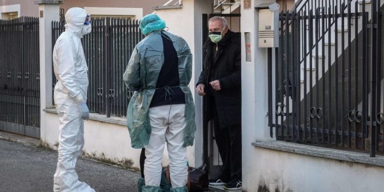 KORONAVIRUSI NË SHQIPËRI/ Djali i kthyer nga Italia infekton prindërit me koronavirus, dezinfektohet pallati në Elbasan