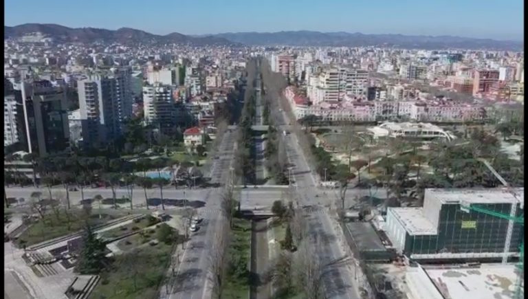 PAMJE ME DRON/ Ja si duket Tirana në “shtetrrethim”, pa makina dhe me rrugët e boshatisura (VIDEO)