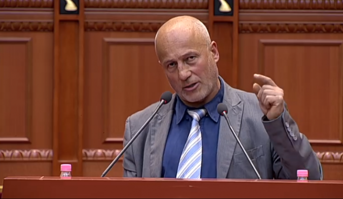 RRËFEHET DEPUTETI DONZHUAN I LISTËS “BASHA”/ “Kur kisha lek dhe flokë kaçurele më vinin shumë fëmra, i jepja më shumë whisky se ujë” (VIDEO)