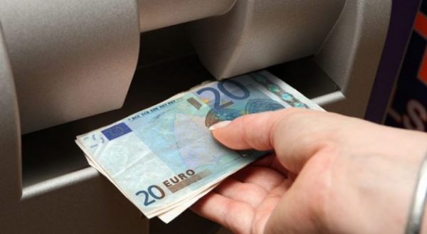 KORONAVIRUSI/ Bankat shqiptare këshillojnë klientët: Sa më pak kontakt me kartëmonedhat