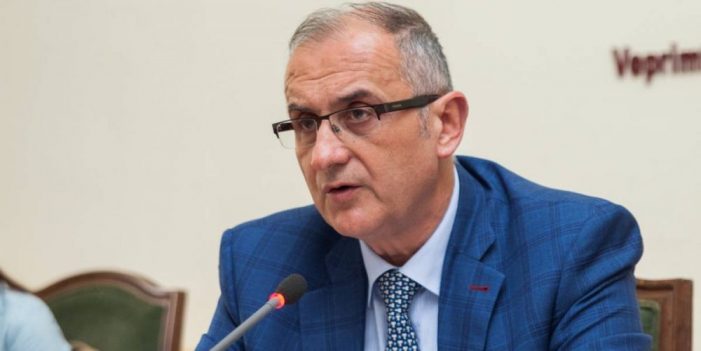 KORONAVIRUSI/ Petrit Vasili “heq dorë” nga politika: Po ju flas si mjek si profesionist, mos u mjekoni vetë