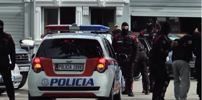 FINALIZOHET OPERACIONI “WEEKEND”/ Sekuestrohet 1 kg heroinë, kokainë dhe shuma parash. Arrestohet poseduesi në Durrës