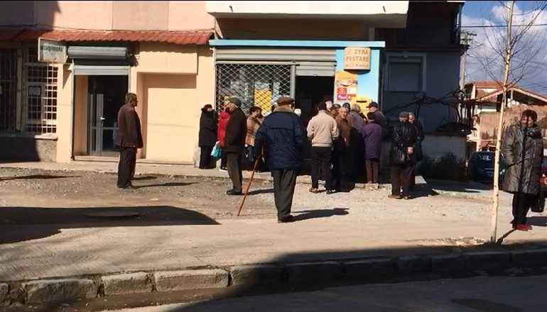 MASAT NDAJ KORONAVIRUSIT/ Posta njoftim për pensionistët: Kontaktoni në këto dy numra për çdo paqartësi