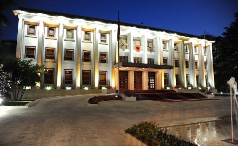 PRESIDENCA VEPRON SI “SHTET MË VETE”/ Na kontaktoni nëse keni shqetësime nga koronavirusi