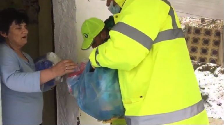 KORONAVIRUSI NË SHQIPËRI/ Krahas ushqimeve, në Pukë caktohet edhe nga një person kujdestar për të moshuarit (VIDEO)