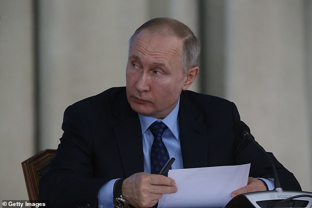 KORONAVIRUSI/ Putin “sytë katër” për COVID-19, gjithë stafi e gazetarët bëjnë testin para takimeve