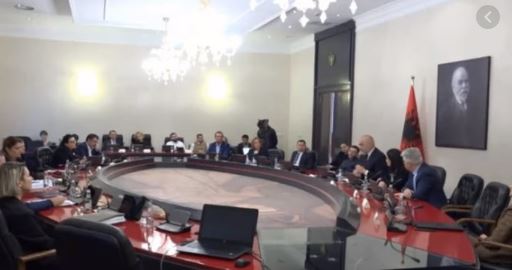 ZBARDHET AKTI NORMATIV/ Të gjithë gjobat për qytetarët dhe institucionet që nuk zbatojnë masat kundër koronavirusit