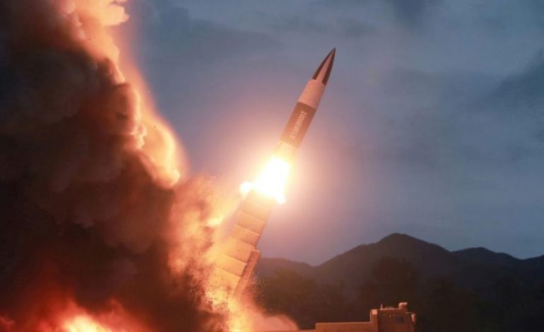KORONAVIRUSI/ Bota ndalet nga COVID-19, por Koreja e Veriut nuk ndal hedhjen e raketave