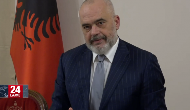 ‘’JAM GATI T’JU SHTRIHEM PARA SYVE’’/ Rama i lutet shqiptarëve: Akoma dilni nëpër lagje për ajrosje, do merrni në qafë familje, miq e kalimtarë