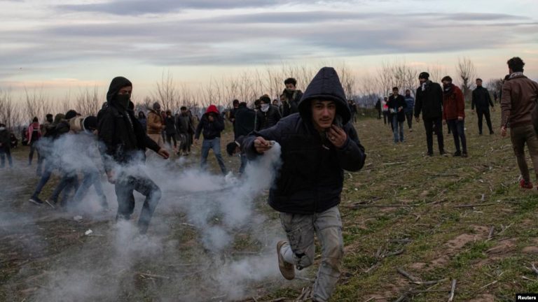 KRIZA E REFUGJATËVE/ Vazhdojnë incidentet me migrantë në kufirin midis Turqisë dhe Greqisë