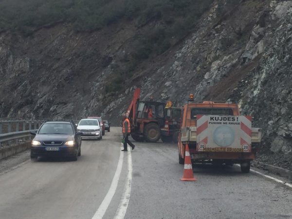 RËNIE GURËSH NGA RESHJET NË DISA AKSE NË ELBASAN/ Rëndohet qarkullimi, ndërhyjnë firmat e pastrimit