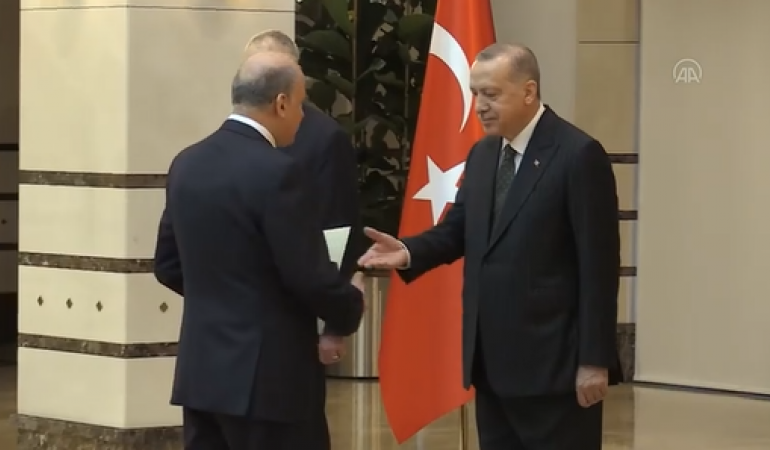 KORONAVIRUSI/ Erdogan nuk i jep dorën ambasadorit shqiptar (VIDEO)