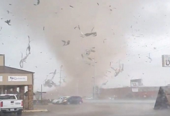 PAMJE TË FRIKSHME! Një tornado të fuqishme në kohë koronavirusi, plagosi njerëz dhe dëme të mëdha (VIDEO)