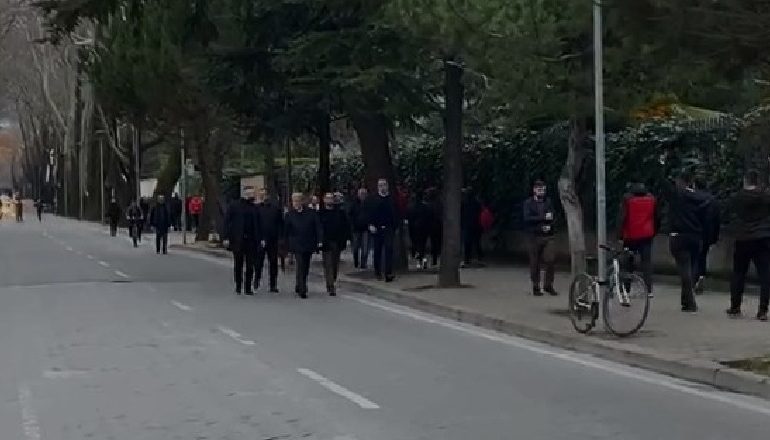 PROTESTA E ILIR METËS/ Momenti kur Sali Berisha dhe Ervin Salianji i bashkohen