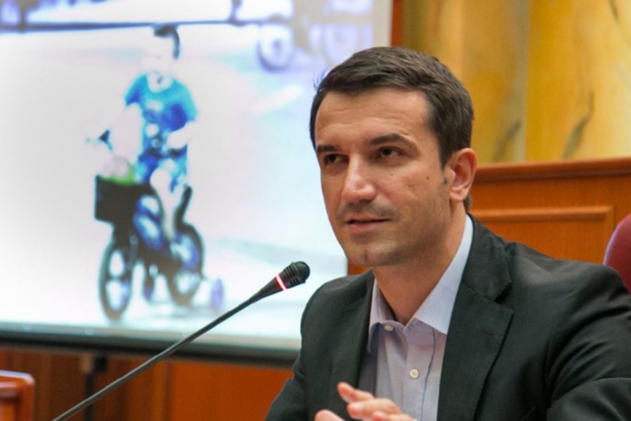 “KËRKONIN NDIHMË PERSONA QË KISHIN VILA 3 KATËSHE”/ Veliaj apel qytetarëve: Mos abuzoni me paketën humanitare, ja si do ndihmohen të moshuarit e vetmuar