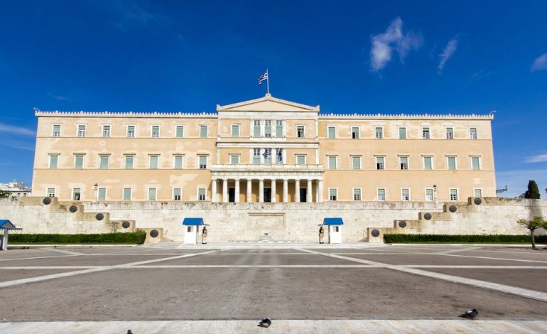 KORONAVIRUSI NË GREQI/ Fillon sot aplikimi për këstin e parë të ndihmës për punonjësit e sektorit privat, mes tyre mijëra shqiptarë