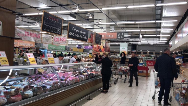 RRITET SHITJA NË SUPERMARKETE PREJ KORONAVIRUSIT/ Kompanitë: Nuk ka vend për panik, kemi furnizime