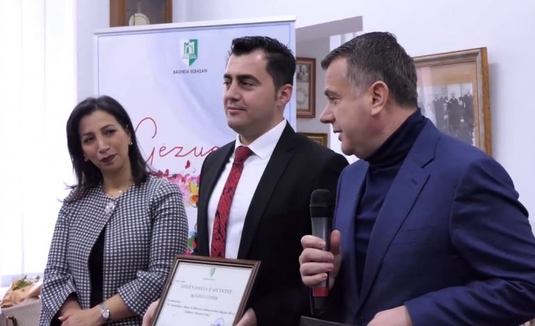 “PËRULJE PËR PUNËN DHE SAKFRIFICAT”/ Balla uron 7 Marsin nga Normalja e Elbasanit (VIDEO)
