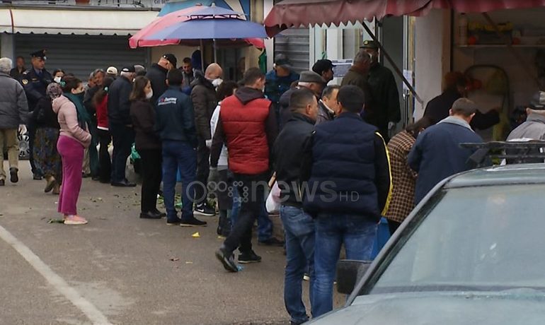 KORONAVIRUS/ Të pabindurit në tregje, nuk respektohet distanca mes blerësve dhe as masat mbrojtëse (VIDEO)
