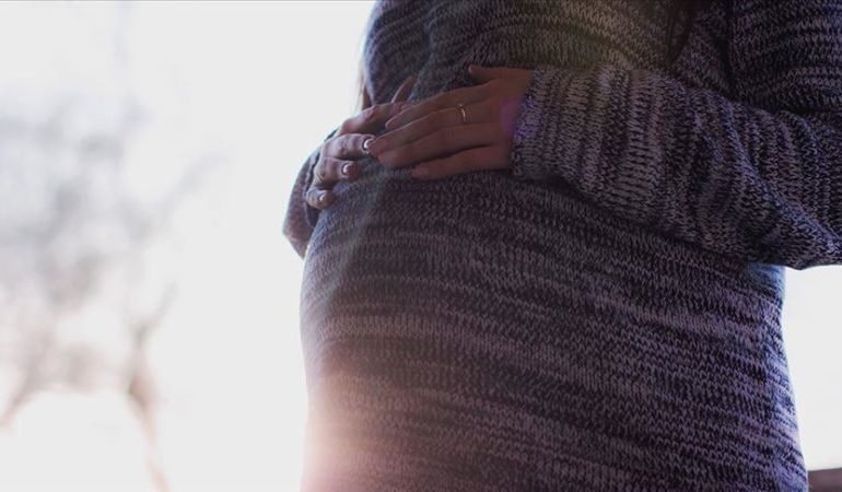 KORONAVIRUSI/ Eksperti turk qetëson nënat: COVID-19 nuk i kalon foshnjës gjatë shtatzënisë