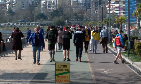 MASAT NDAJ KORONAVIRUSIT/ I riu godet policët, ç’ndodhi dje në rrugët e Tiranës. Gjobiten 278 qytetarë