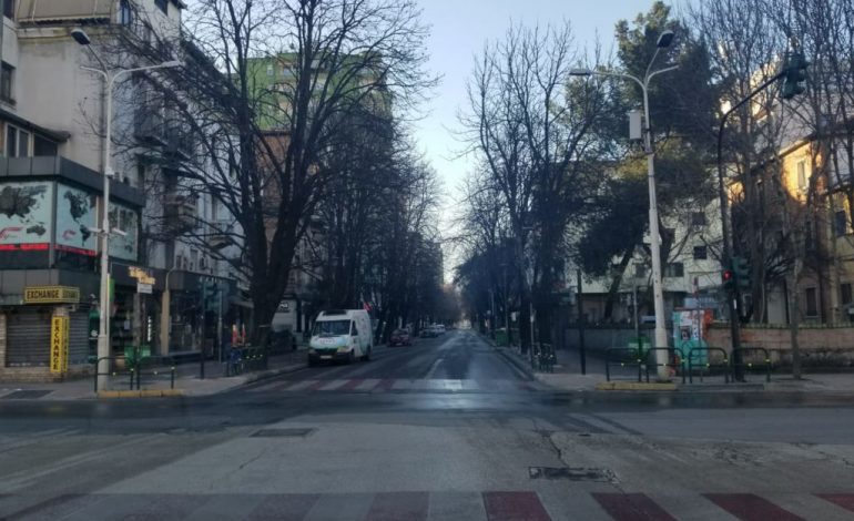 “SHTETRRETHIM” 3 DITOR PREJ KORONAVIRUSIT/ Qytetet në “gjumë” pas ndalimit të makinave. Durrsakët të “pabindur”, shkodranët shembull (VIDEO)