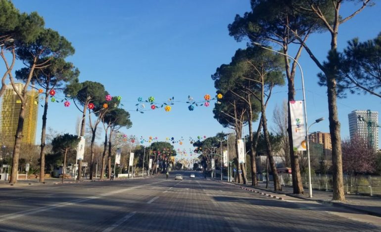 “SHTETRRETHIMI” 3 DITOR KUNDËR KORONAVIRUSIT/ Tiranë, ja të vetmet makina që qarkulluan mëngjesin e sotëm (FOTO)