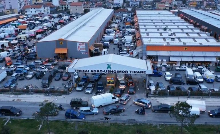 QYTETARËT “THYEJNË” RREGULLAT/ Shikoni se çfarë bëhet në Tregun Ushqimor në Tiranë (FOTO)
