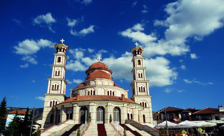 KOMENTET/ Turistja maqedonase mahnitet nga Katedralja e Korçës: Kishë moderne dhe mbresëlënëse. Vlerat…