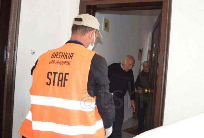 KORONAVIRUSI/ Kryebashkiakja e Urës Vajgurore: Ndihma me pako ushqimore për 360 familje në nevojë, ilaçe në banesa për të moshuarit