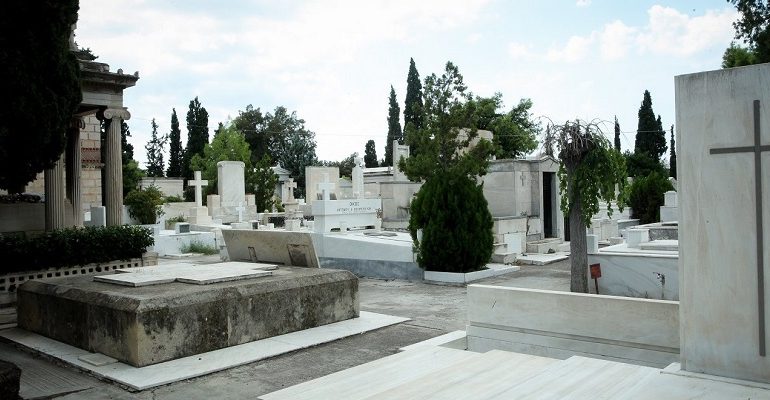 KORONAVIRUSI/ Greqia merr masa për të mos përfunduar si Italia. Bën gati 372 varre për viktimat e COVID-19