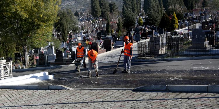 MASAT/ Bashkia Tiranë: Varrimet të bëhen pa njerëz, të mos jepet dora në funerale