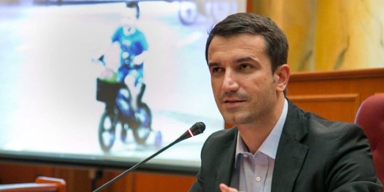 NGA TRANSPORTI PËR MJEKËT TEK NDIHMA PËR NJERËZIT…/ Veliaj: Supermarketet kanë ushqime për të paktën 6 muaj rezerva