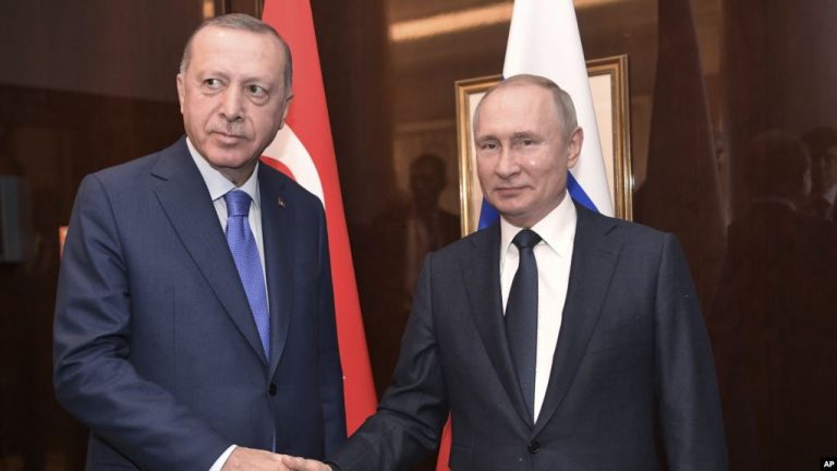 GREQIA DHE BE ME SYTË NGA MOSKA/ Erdogan takon Putinin në kërkim të një armëpushimi në Siri