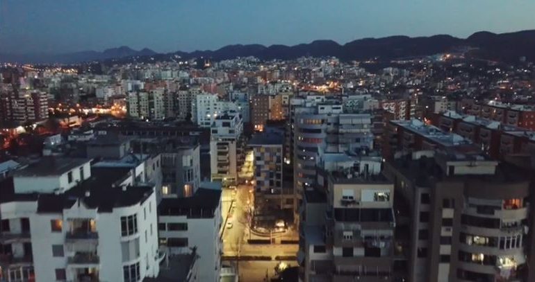 KORONAVIRUSI NË SHQIPËRI/ Video EPIKE. Zëri i Ramës kumbon mbi Tiranën e boshatisur