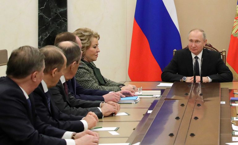KORONAVIRUSI/ Urdhri “qëndro në shtëpi” nuk zbatohet nga Putin, vijon punën nga zyra e tij