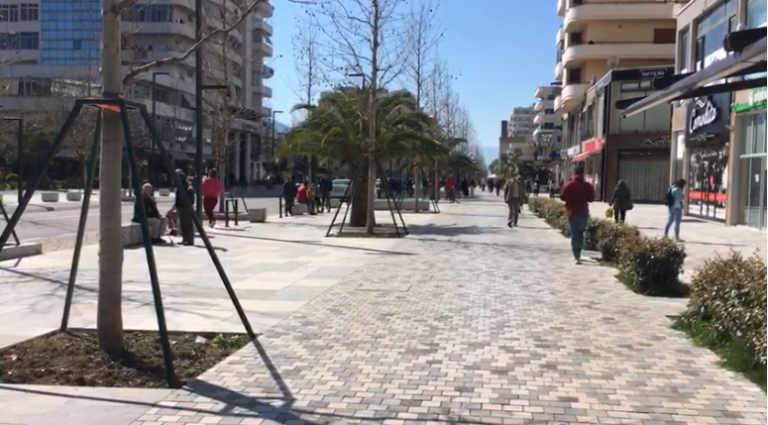 KORONAVIRUSI/ Vlonjatët nuk zbatojnë rregullat e reja, mbushin rrugët dhe sheshet e qytetit (VIDEO)