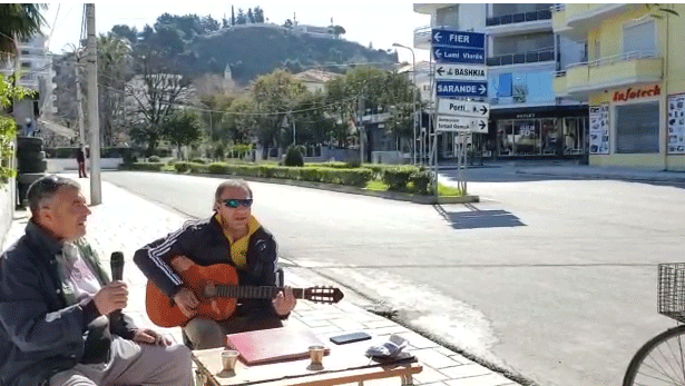 SHQIPËRIA NË IZOLIM/ Dy vlonjatët “luftojnë” Koronavirusin me muzikë (VIDEO)