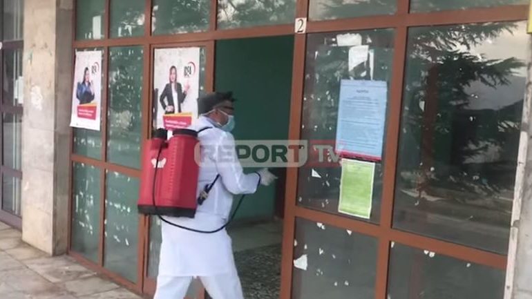 KORONAVIRUSI/ Dezinfektohen të gjithë ambientet publike në Tropojë (VIDEO)