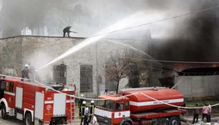 ZJARR NË NJË BANESË PRIVATE NË TIRANË/ Policët ndërhyjnë në kohë dhe shpëtojnë një fëmijë
