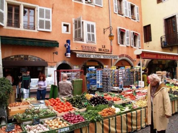 KORONAVIRUSI/ Franca mbyll sot edhe tregjet e hapura